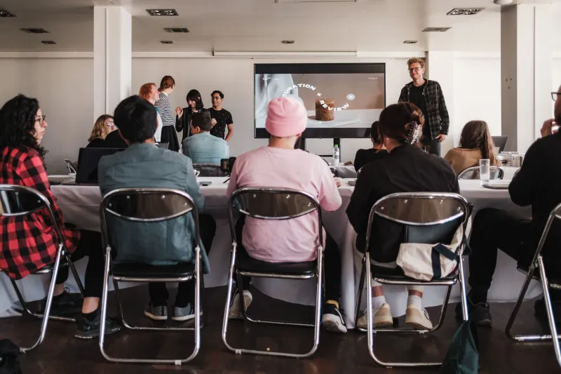 Ce que vous apprenez ensemble vaut plus que ce que vous apprenez seul : la puissance méconnue des communautés de formation